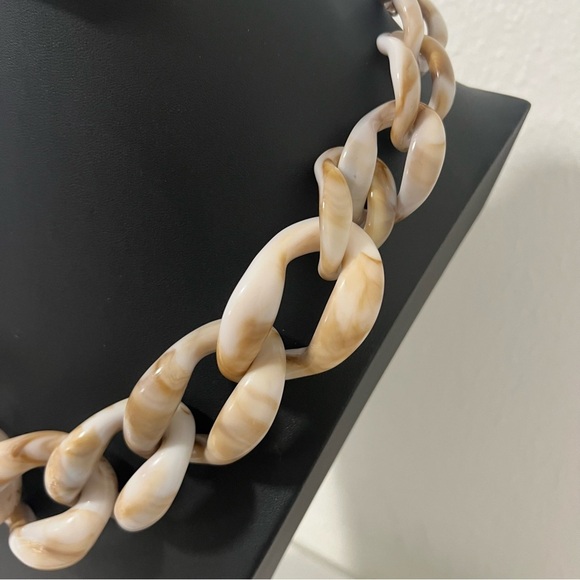 Bocar Chunky Statement Cream and Tan Necklace Acrylic with Oversized Links EUC - Picture 3 of 6